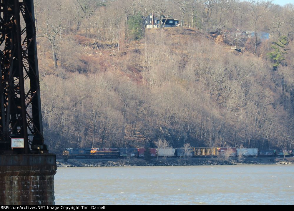 CSX 3215, KCS 4683 on Q409